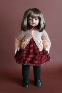 「赤いワンピースの女の子」長谷川裕子